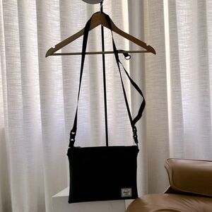 Hershel flat crossbody